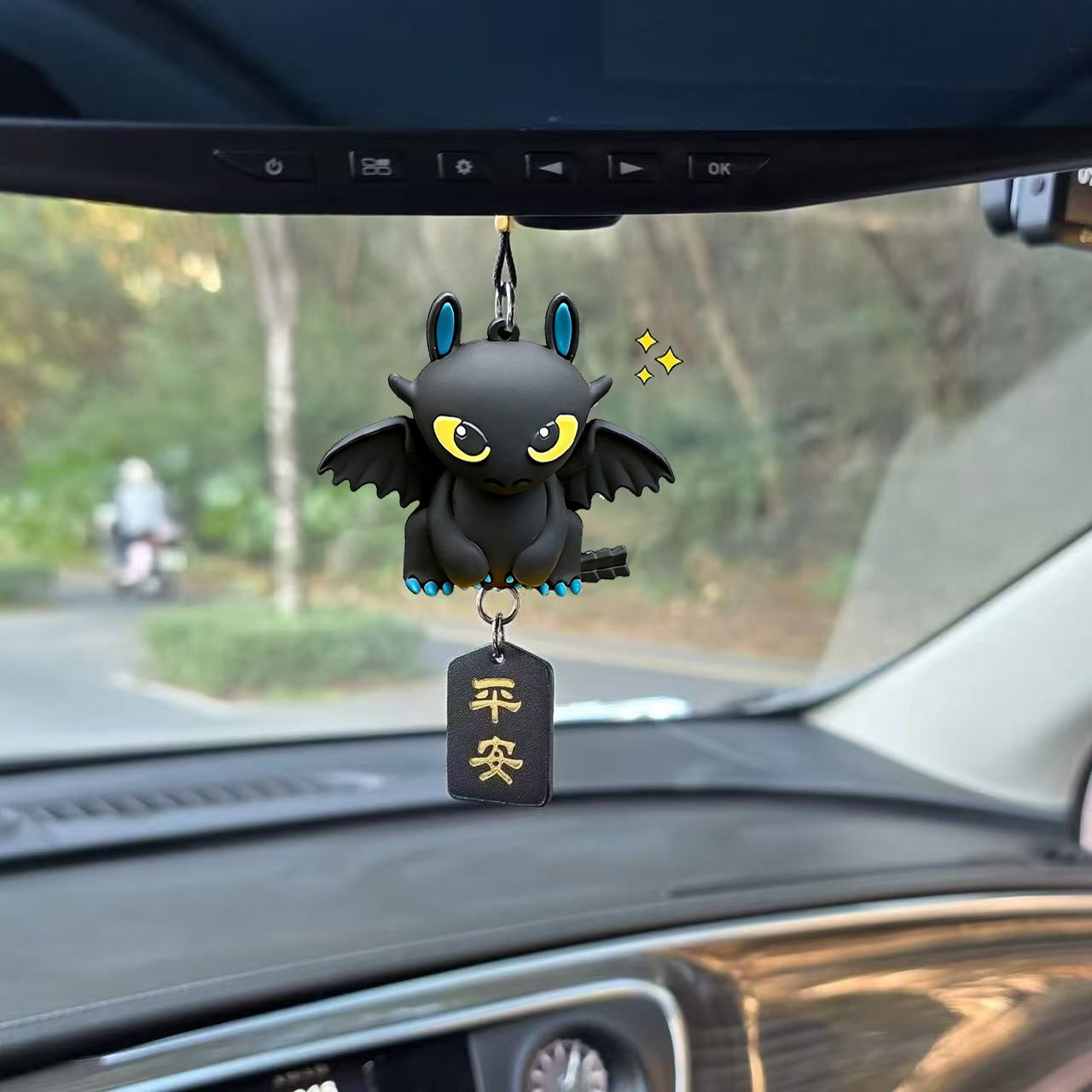 Car Accessories For Decoration - 歯のない車用吊り下げ人形、かわいい漫画のぬいぐるみ、車の装飾用のノベルティおもちゃ、ダッシュボードの飾り、友人へのホリデーギフト