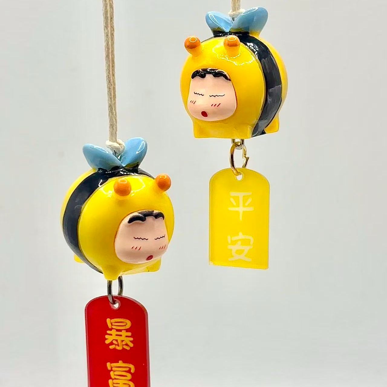 Car Accessories For Decoration - クレヨンしんちゃん ハチのコスプレフィギュア 車用吊り下げペンダント バックミラーオーナメント 車内装飾 ラッキーデコレーション