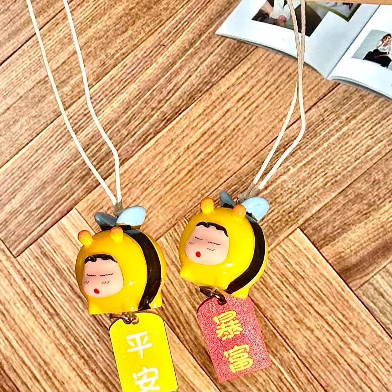 クレヨンしんちゃん ハチのコスプレフィギュア 車用吊り下げペ - Car Accessories For Decoration のレビューと価格