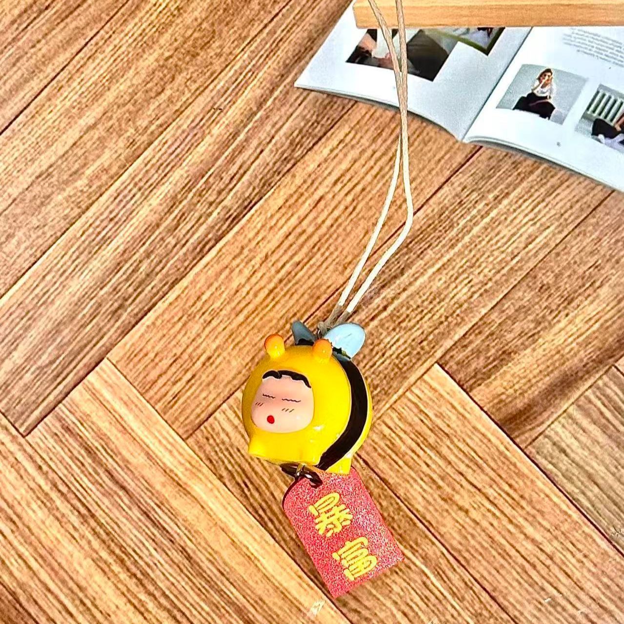 クレヨンしんちゃん ハチのコスプレフィギュア 車用吊り下げペ - Car Accessories For Decoration のレビューと価格