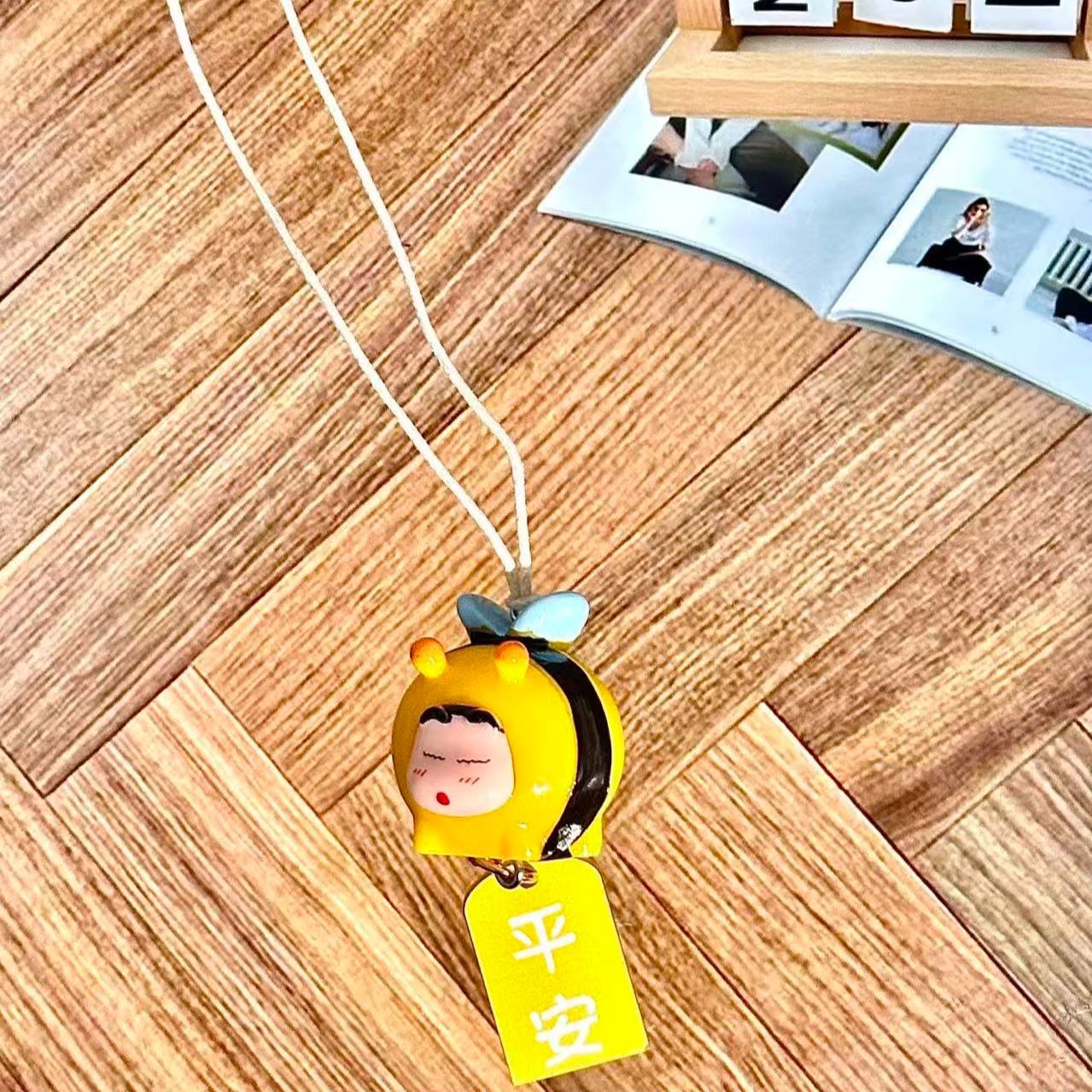 クレヨンしんちゃん ハチのコスプレフィギュア 車用吊り下げペ - Car Accessories For Decoration のレビューと価格